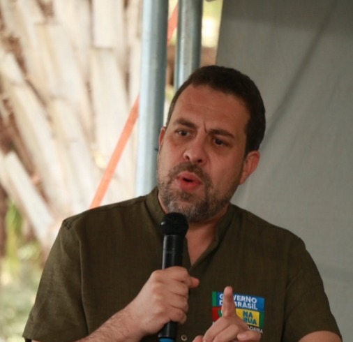 Boulos cobra Flávio Bolsonaro por deixar milícia fora de lista a Trump