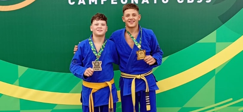 Atleta mirim de Araraquara conquista título brasileiro de jiu-jítsu; irmão garante bronze