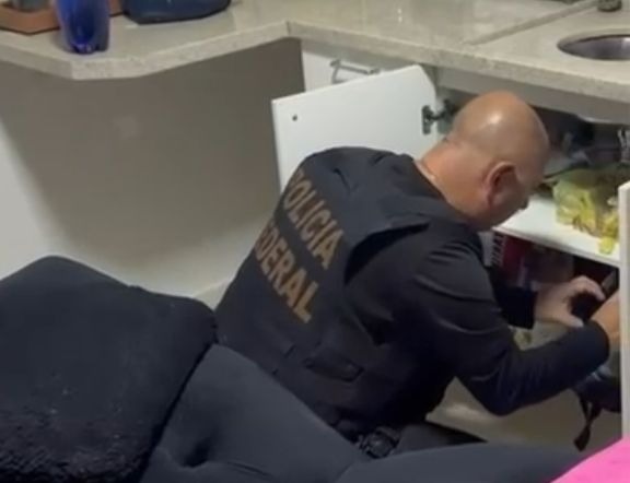 VÍDEO: PF faz operação contra venda ilegal de medicamentos para emagrecimento na Vila Harmonia