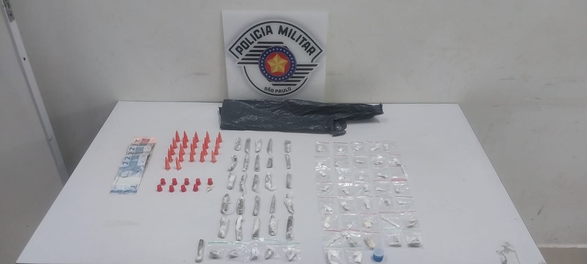 Homem é preso pela PM com cocaína, crack, maconha e dinheiro em ponto de tráfico no Jardim Paraíso