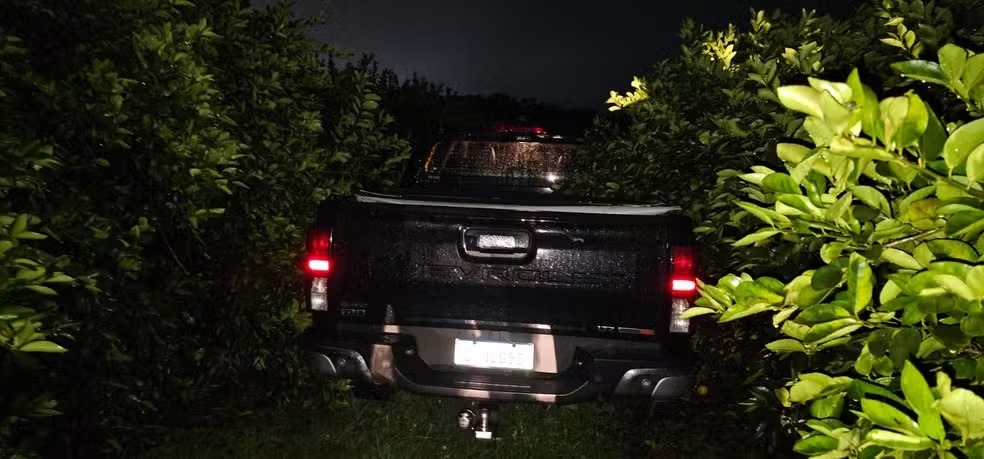 Criminosos invadem residência e roubam fuzil, pistolas e munições em distrito de Matão