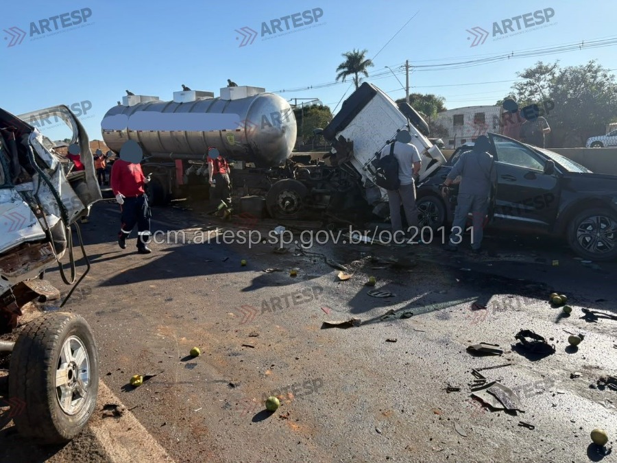 Engavetamento com 9 veículos e 10 vítimas fecha SP-255 de novo