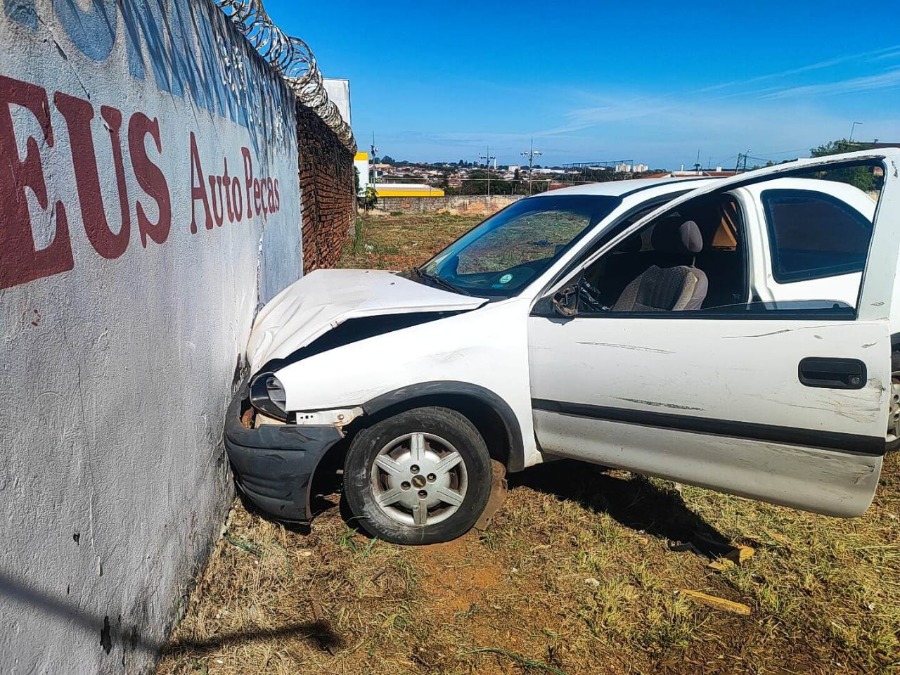 VÍDEO: Ladrão rouba carro, bate em muro durante a fuga e acaba preso pela PM na Vila Xavier