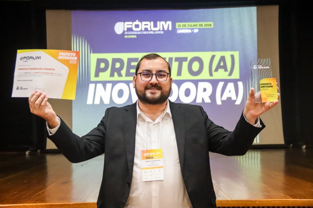 Entrega de tablets em escola de Trabiju rende título de "Prefeito Inovador 2026" para Marcelo Fonseca
