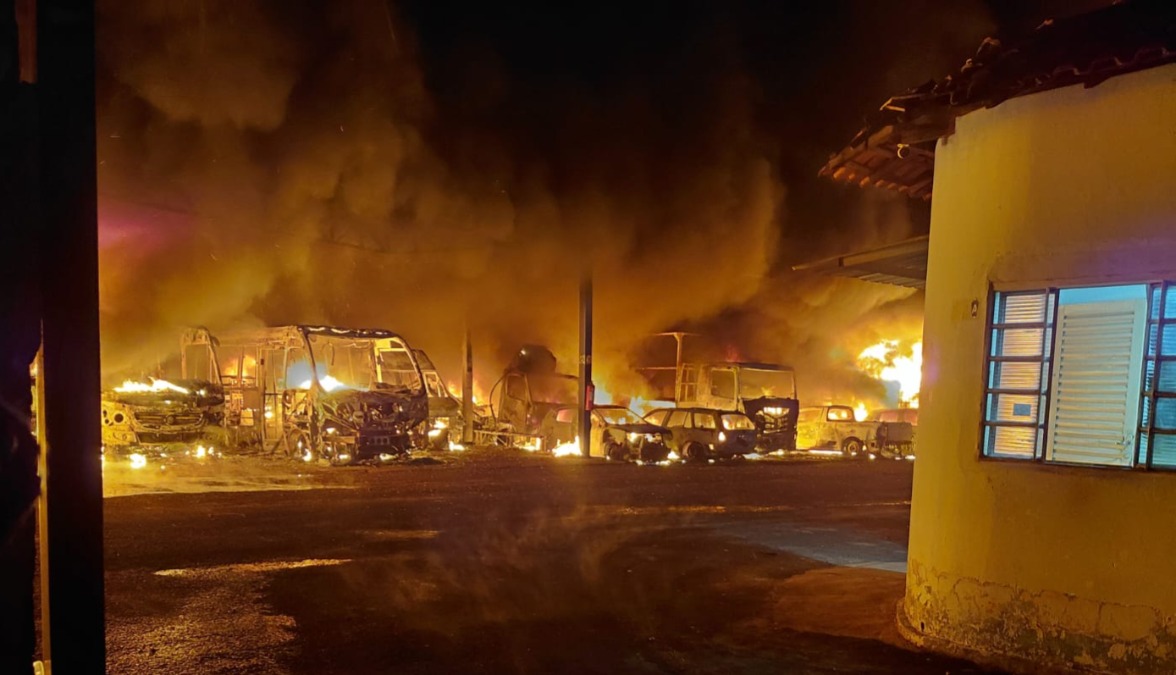 Incêndio na madrugada destrói quase toda a frota municipal de Trabiju
