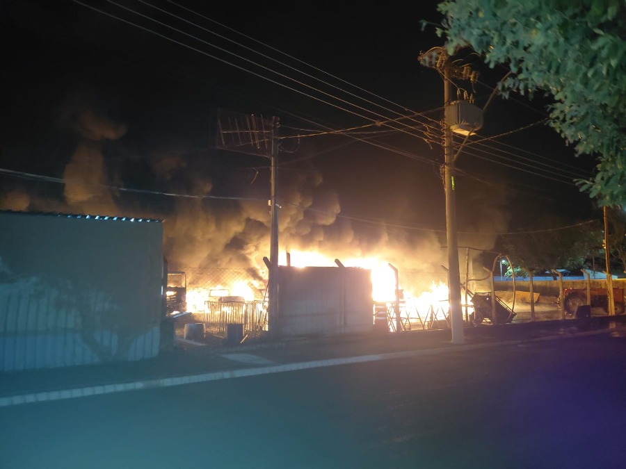 Prefeito relata drama após incêndio destruir frota de Trabiju; 17 veículos foram destruídos