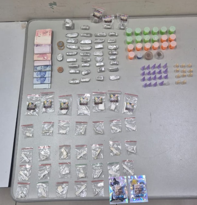 Adolescente é detido pela PM com drogas e dinheiro durante patrulhamento no Jardim Altos do Pinheiro