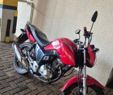 Motociclista tenta fugir após empinar moto e PM descobre chassi e motor adulterados no Valle Verde