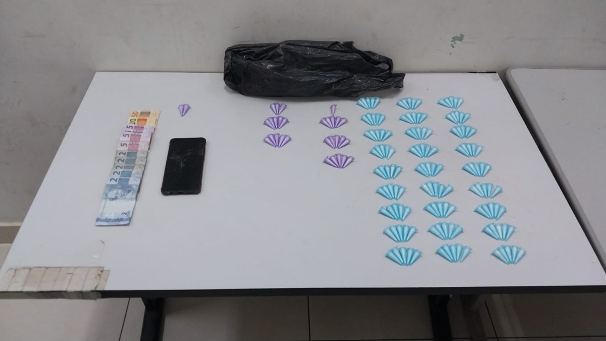 Jovem é preso pela PM com drogas e dinheiro em ponto de tráfico no Jardim São Rafael ll