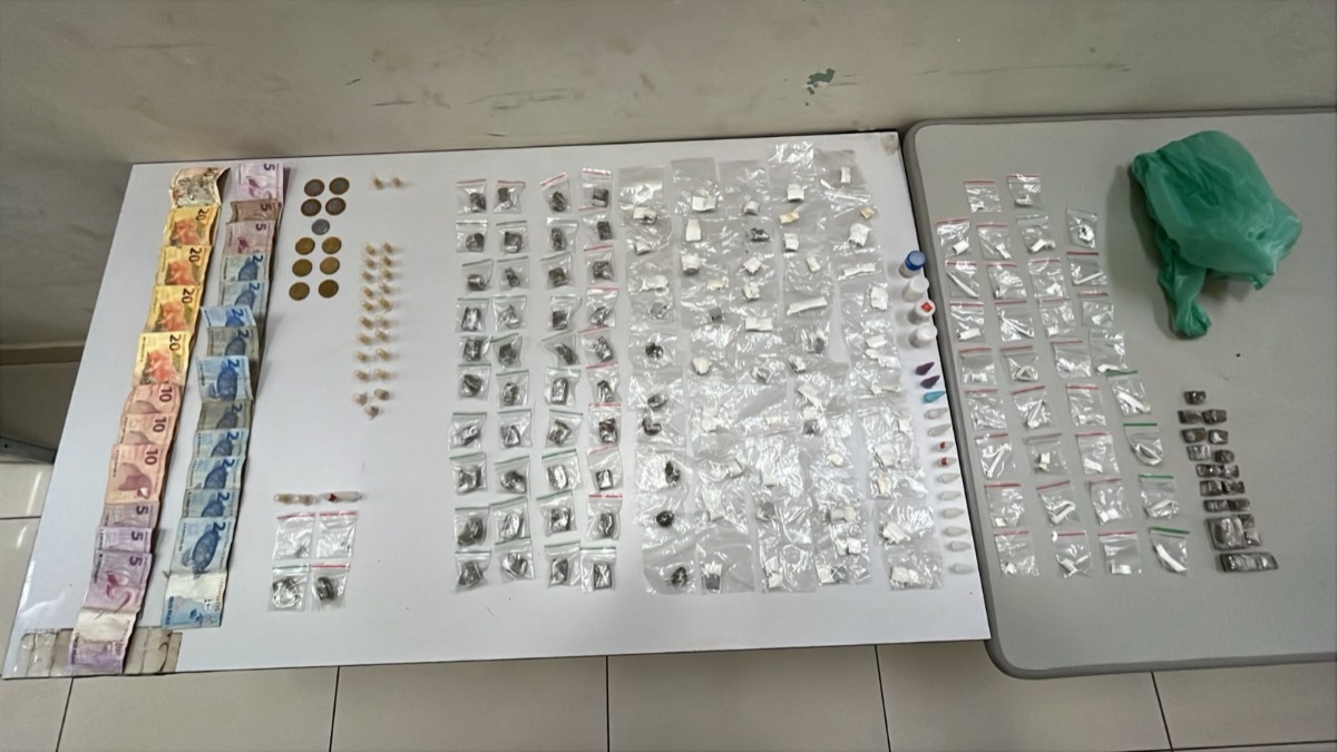 Homem é preso e adolescente detido pela PM com drogas e dinheiro no Valle Verde