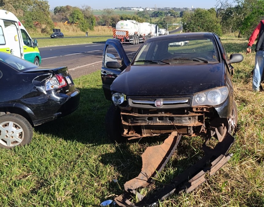 Colisão entre dois carros deixa feridos na SP-310 em Araraquara