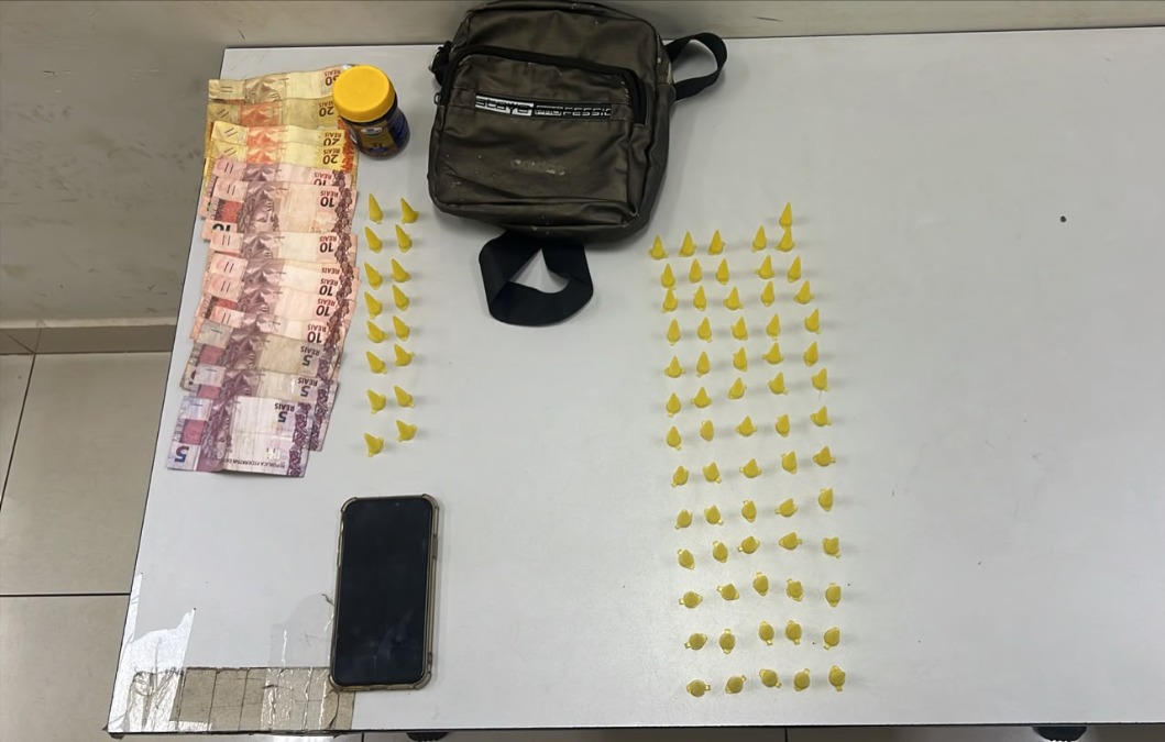 Jovem é preso pela PM com drogas e dinheiro em ponto de tráfico no Jardim São Rafael ll