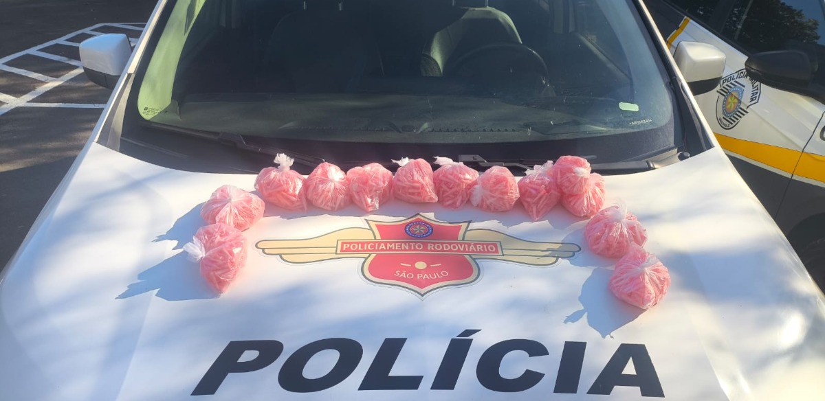 VÍDEO: Homem é preso pela Polícia Rodoviária com 2 mil pinos de cocaína na SP-215
