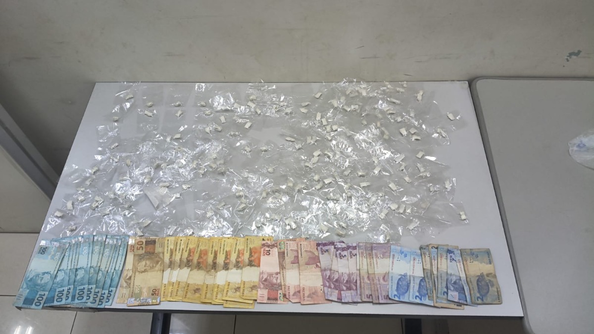 VÍDEO: PM prende jovem com mais de 200 porções de haxixe e R$ 1,4 mil no Jardim Iguatemi