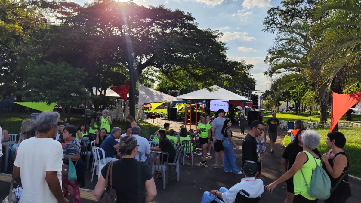 Mesas nas calçadas e praças: nova regra da Prefeitura muda ocupação em Araraquara