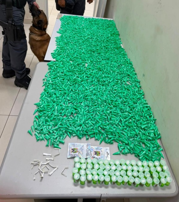 VÍDEO: Duas jovens são presas pelo Canil do BAEP com mais de 4,5 mil pinos de cocaína no Jardim Arco-Íris