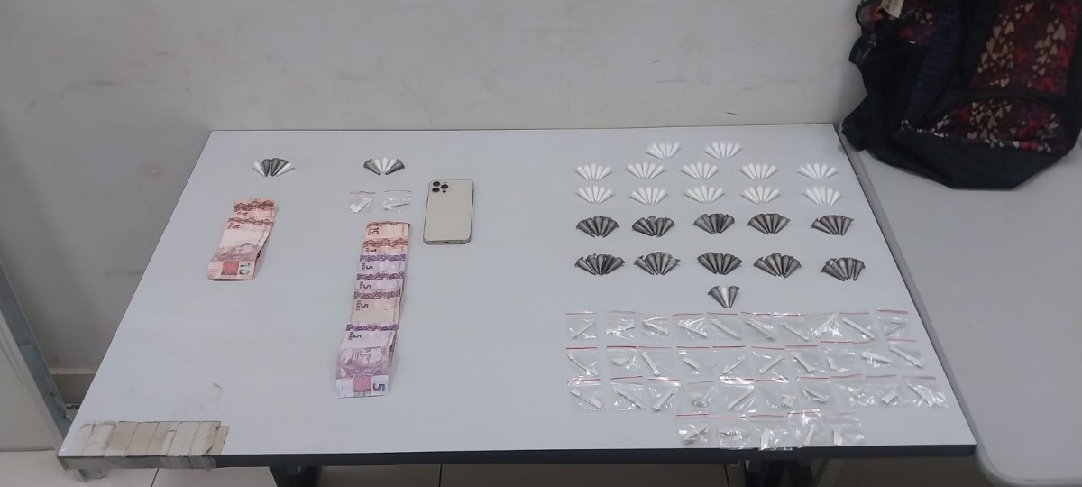 Jovem é preso e dois adolescentes são detidos pela PM com drogas e dinheiro