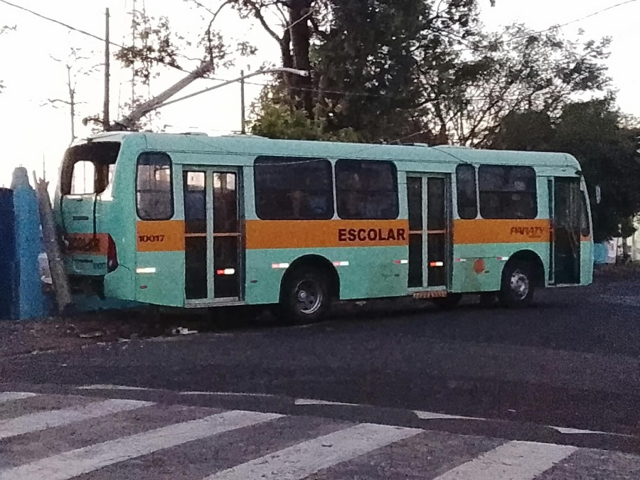 Ônibus escolar derruba poste e muro da escola Léa, em Araraquara