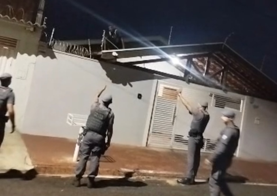 VÍDEO: Dupla é presa pela PM após tentar furtar residência no Jardim Santa Júlia