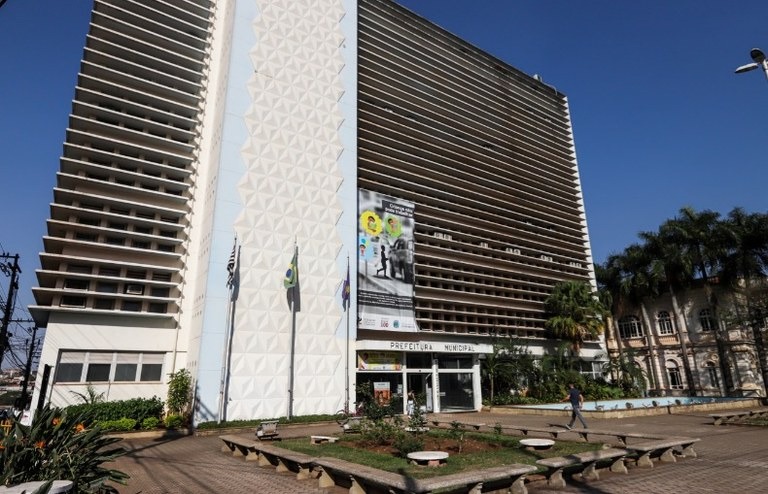 Imagem mostra a sede da prefeitura de Araraquar, um edifício com vários andares