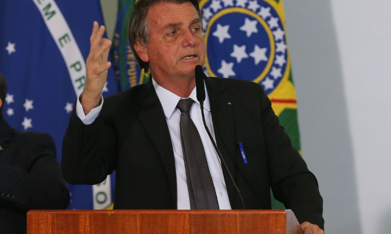 Bolsonaro é internado em Brasília