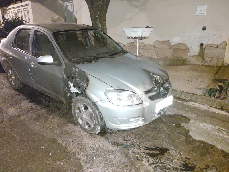 Carros são incendiados em Américo Brasiliense