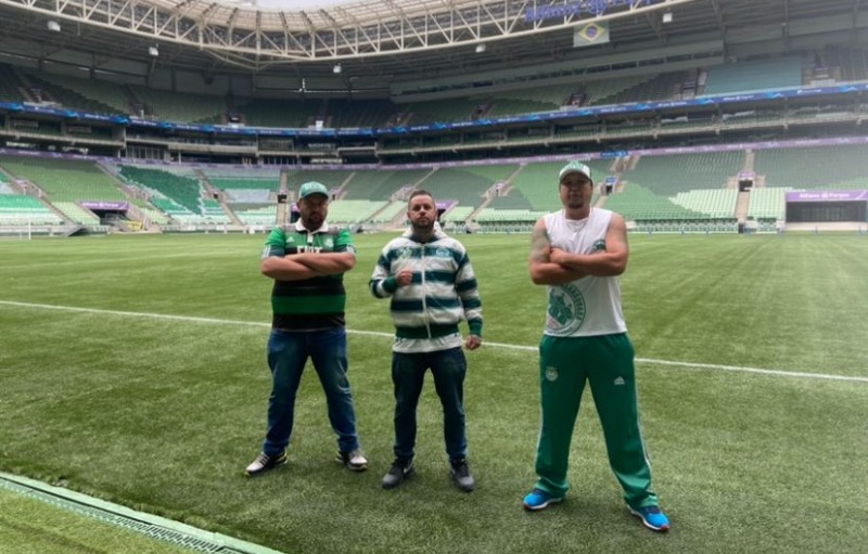 Membros da Mancha Verde Araraquara ajudam na montagem de mosaico no Allianz Parque