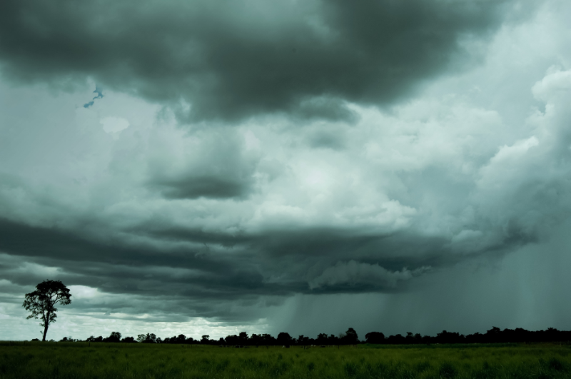 Céu nublado com forte chuva e raios sobre área urbana, simbolizando alerta de tempestade em Araraquara.