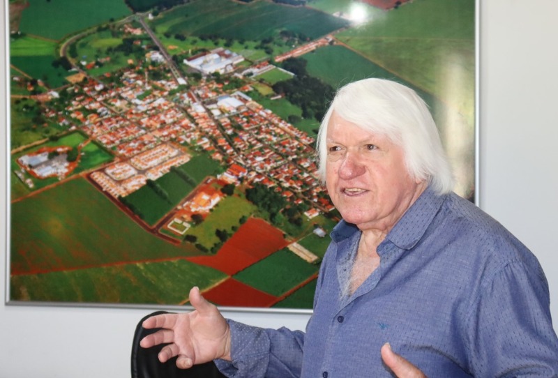 Com brilho nos olhos, Silvio Rojes entra na prefeitura de Trabiju após anos sem visita-lá