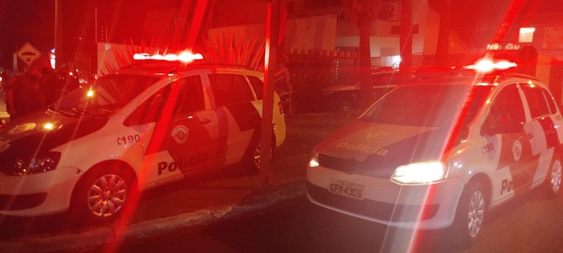 Homem leva três tiros após briga em baile funk