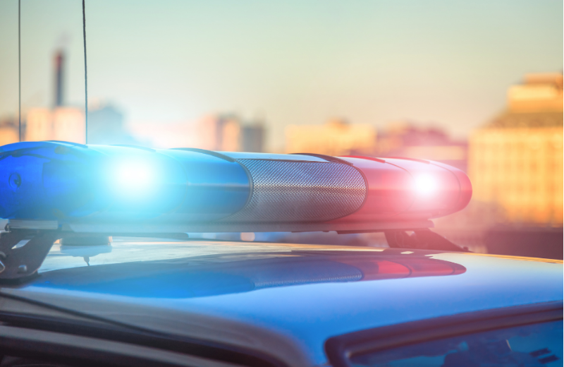 Jovem briga com policial, após abordagem; Rapaz foi preso com maconha no bolso