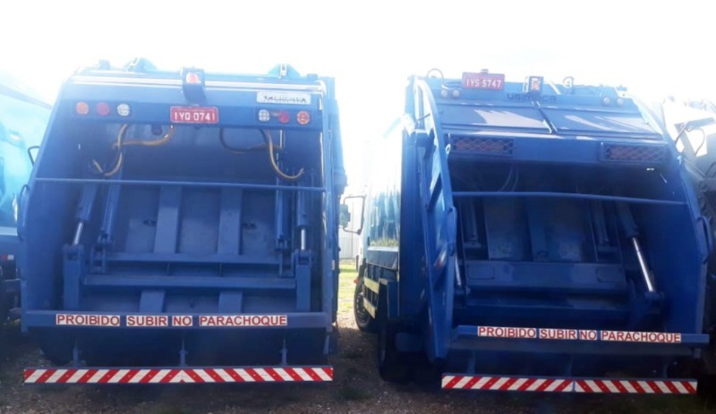 Caminhão de coleta de resíduos no centro de Araraquara em operação durante o dia.