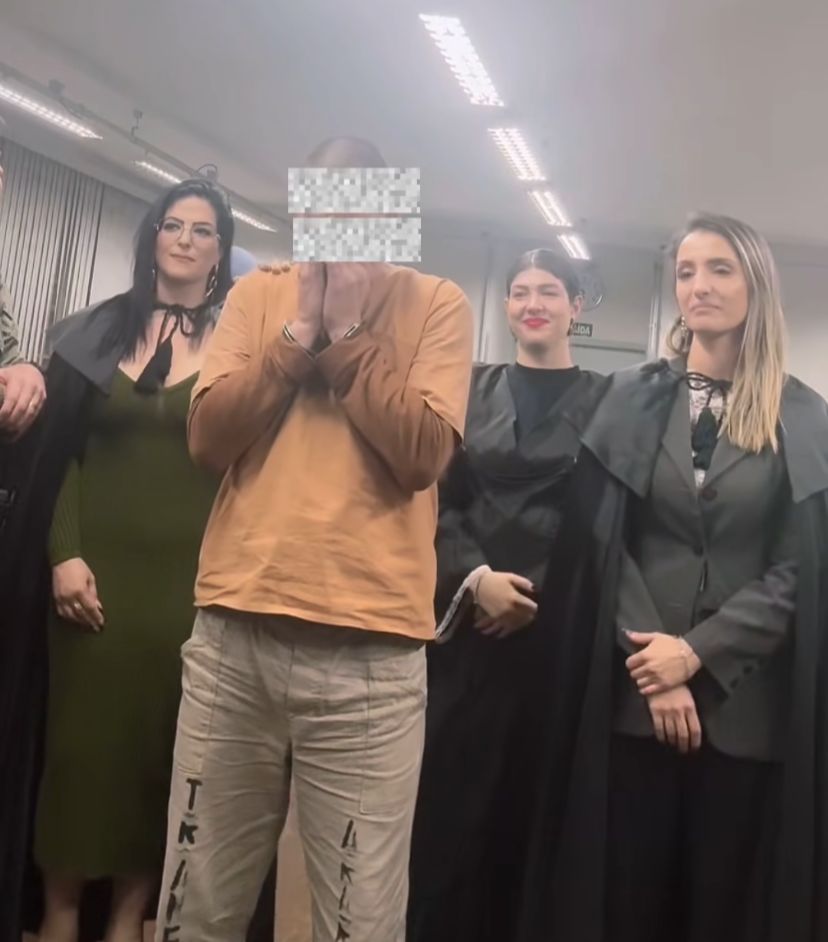 Foto: Redes Sociais/Momento Em Que Fernando É Absolvido e Se Emociona Ao Lado das Advogadas