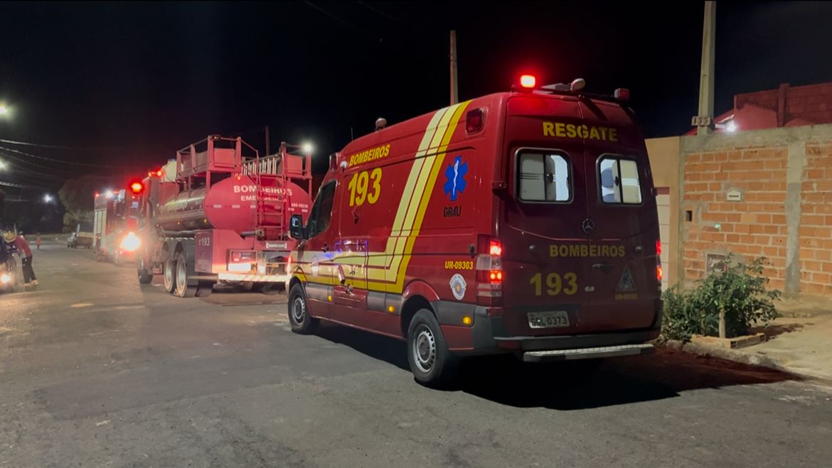 Foto: Flavio Fernandes/Araraquara Agora/Viaturas do Corpo de Bombeiros No Local Controlando As Chamas