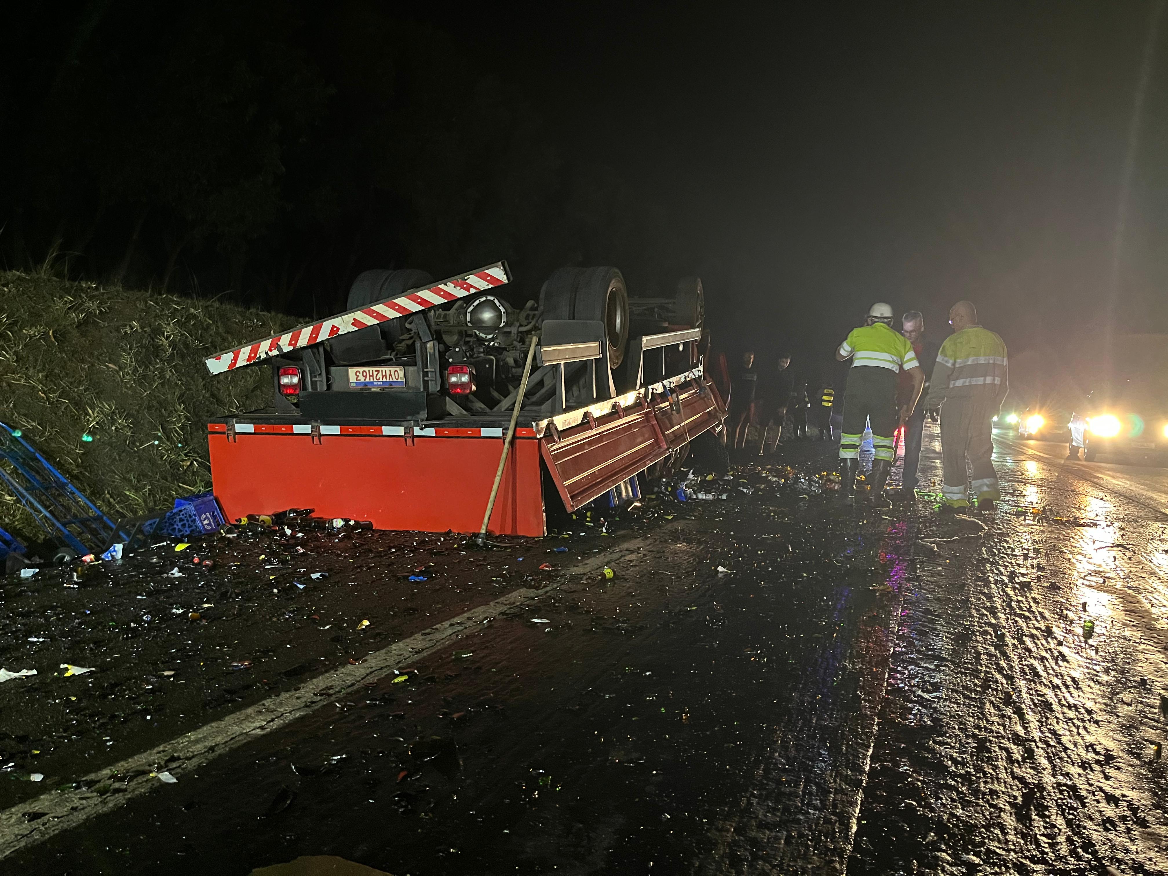 Foto: Flavio Fernandes/Araraquara Agora/Caminhão Tombado e Carga Espalhada Na Pista