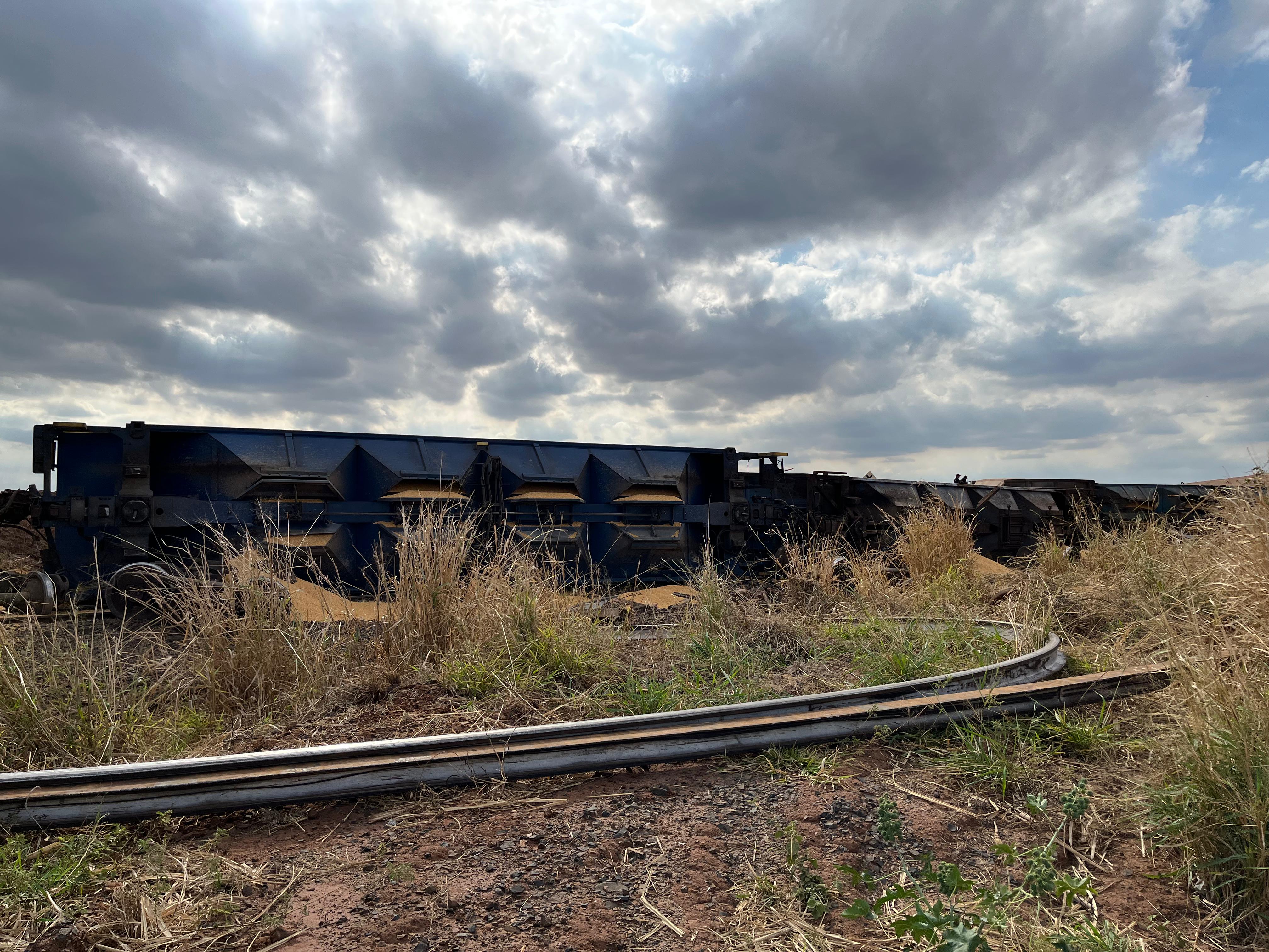 Foto: Flavio Fernandes/Araraquara Agora/Vagões Descarrilados e Milhos Espalhados Pela Linha Férrea