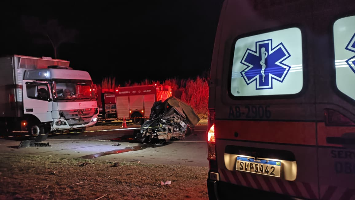 Carro em que o casal estava ficou completamente destruído