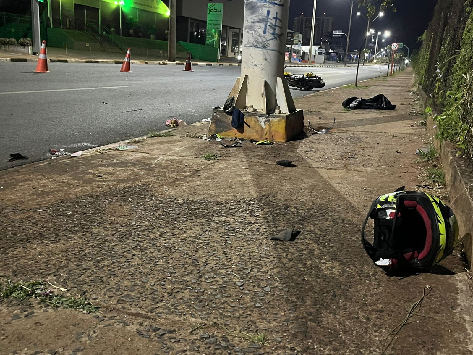 Foto: Flavio Fernandes/Araraquara Agora/Capacete, Sandália e Pertences das Vítimas No Local