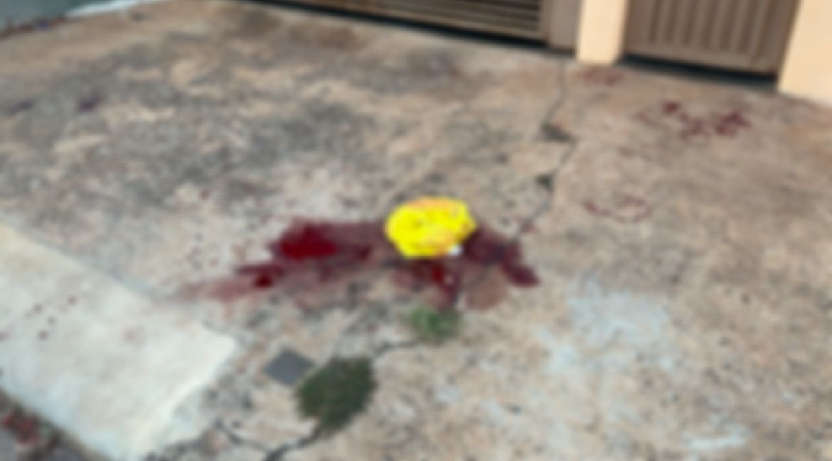 Foto: Flavio Fernandes/Araraquara Agora/Camisa da Vítima e Calçada Suja de Sangue