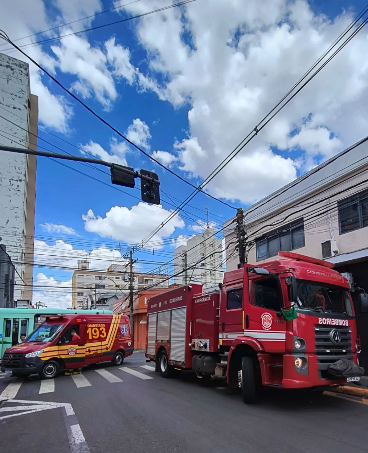 Foto: Flavio Fernandes/Araraquara Agora/Viaturas do Corpo de Bombeiros Controlando As Chamas