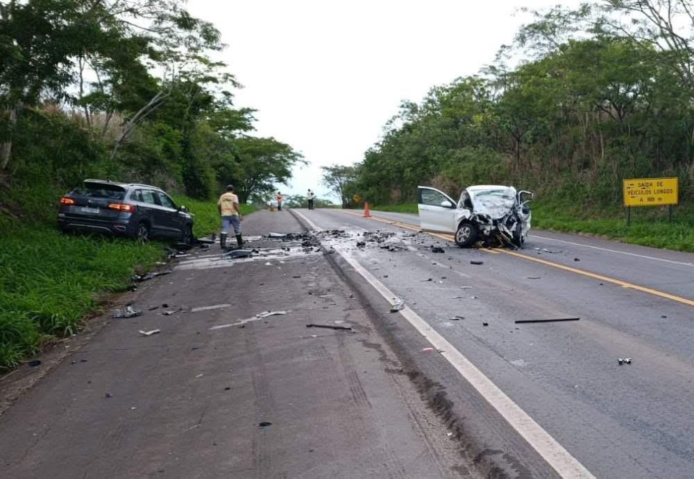 Foto: Reproduçaõ/Trio Agência de Notícias/Veículos Destruídos Após Colisão