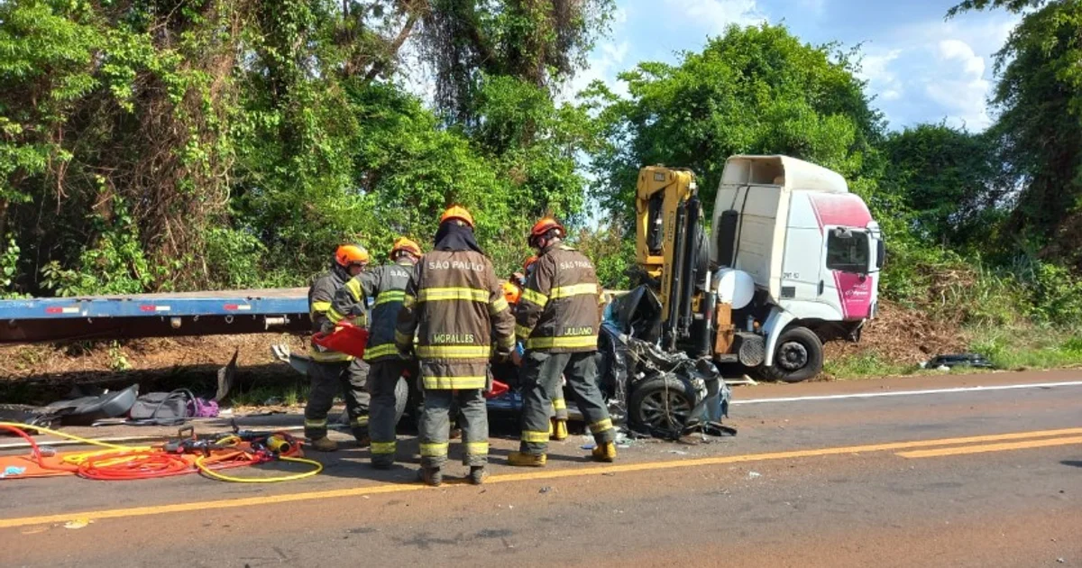 Acidente envolvendo caminhão, carro e picape foi uma das ocorrência no trecho da SP-255, em 2023, e causou a morte de duas pessoas