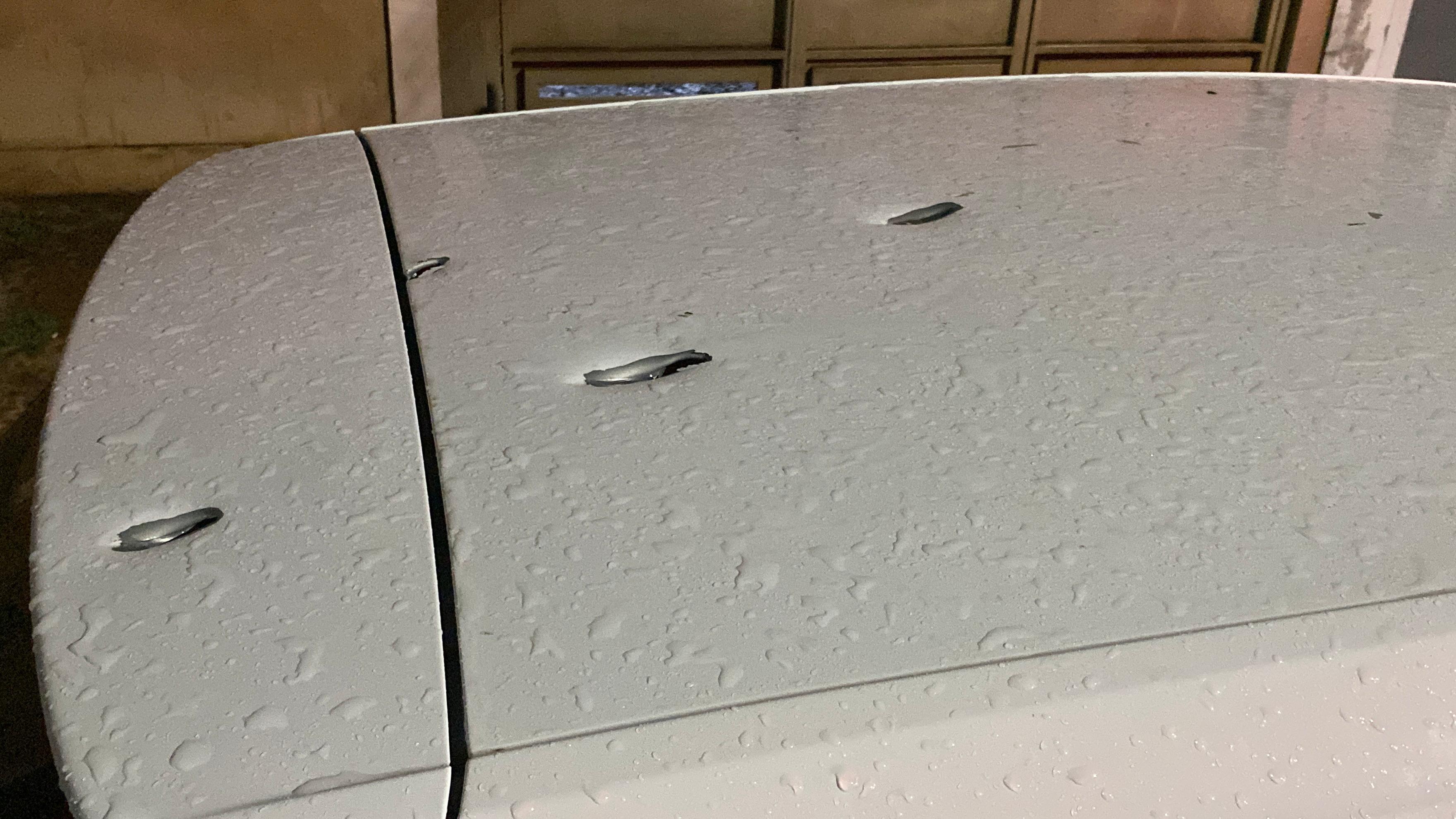 Foto: Flavio Fernandes/Araraquara Agora/Carro Estacionado Na Via Atingido de Raspão