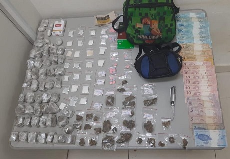Drogas, dinheiro e produtos apreendidos pela polícia