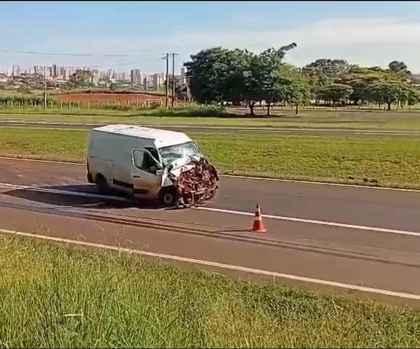 Van destruída. Caminhão transportava combustível e parte da carga vazou na pista 