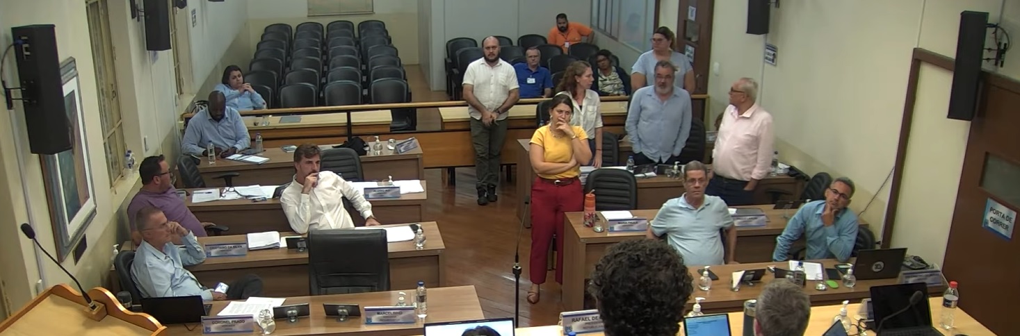 Vereadores, em pé, a favor de derrubar parecer de inconstitucionalidade; mesmo assim, foi mantido e o projeto arquivado.