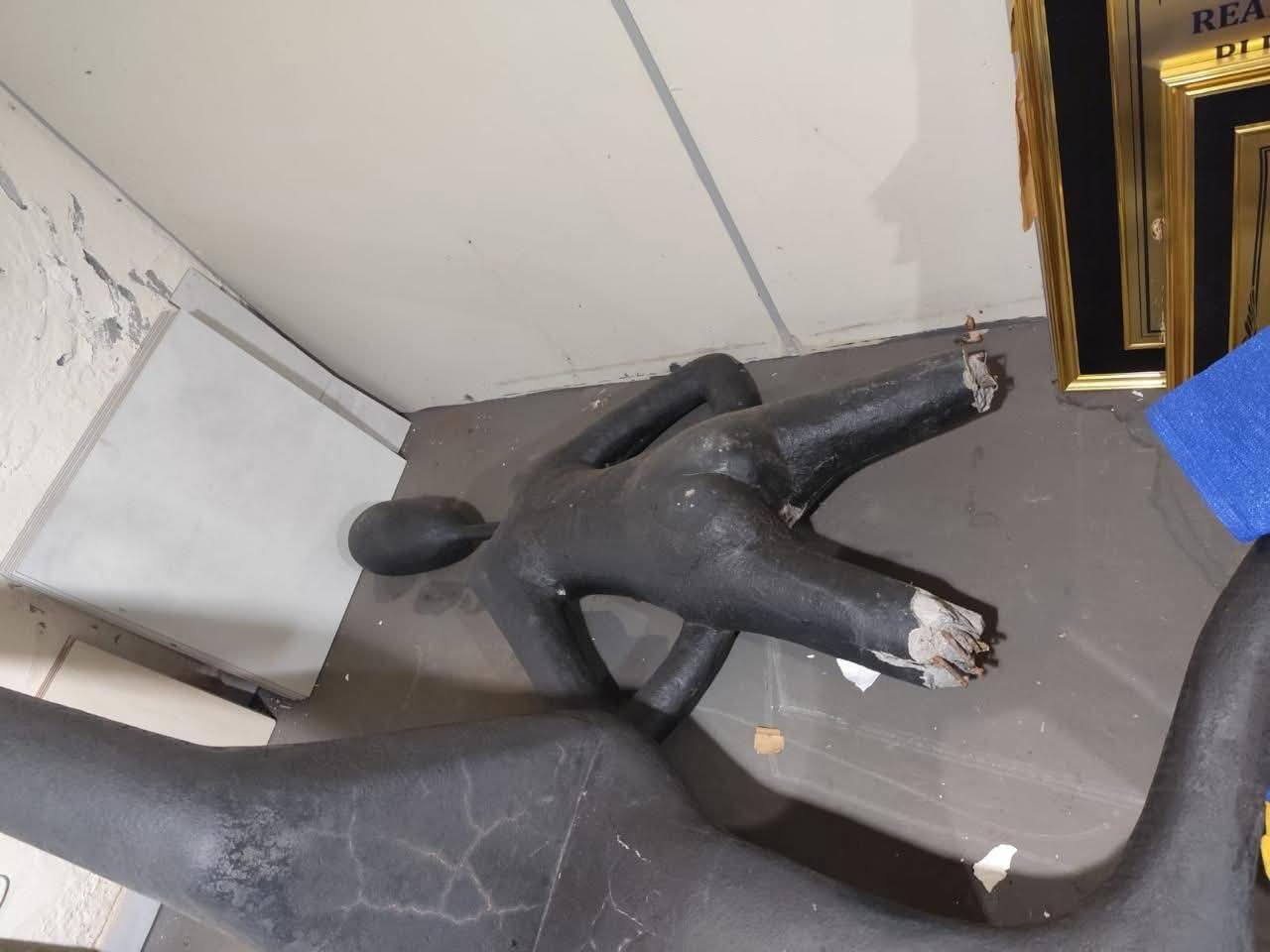 A estátua caída no abismo do esquecimento