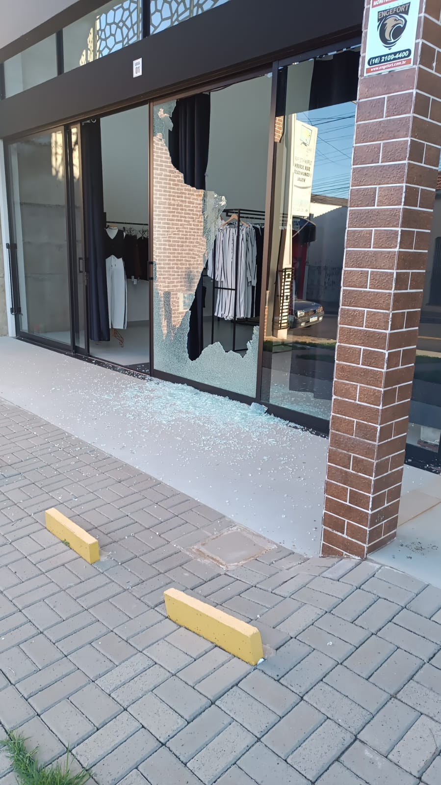 Foto: Redes Sociais/Vidro da Loja Destruído e Quebrado