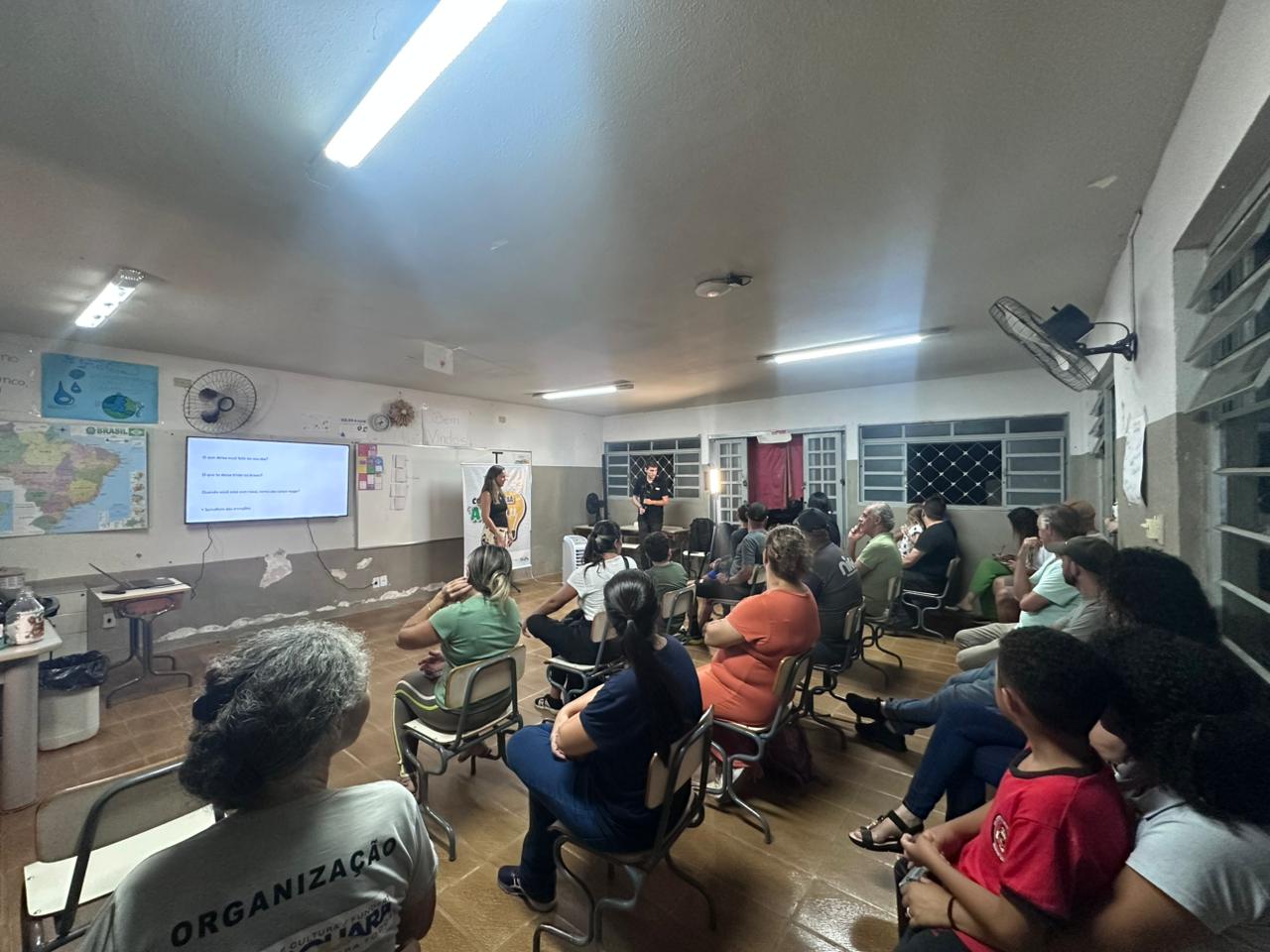 Público acompanha palestra do projeto Consciência em Ação em Araraquara, com foco em saúde mental, cidadania e reflexão social