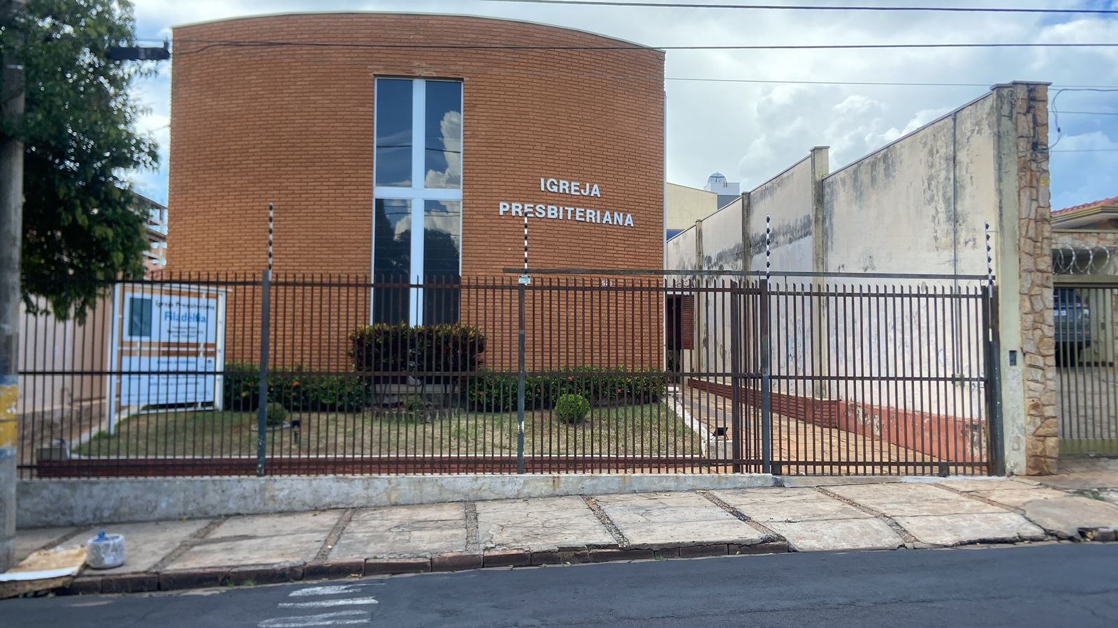 Fundada em 1976, a igreja se consolidou em Araraquara como referência religiosa e social, com atuação voltada ao desenvolvimento comunitário, especialmente na região da Vila Xavier
